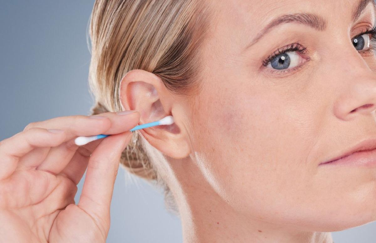 Kulağınızı temizlerken dikkat edin: Yanlış yöntemler işitme kaybına neden oluyor