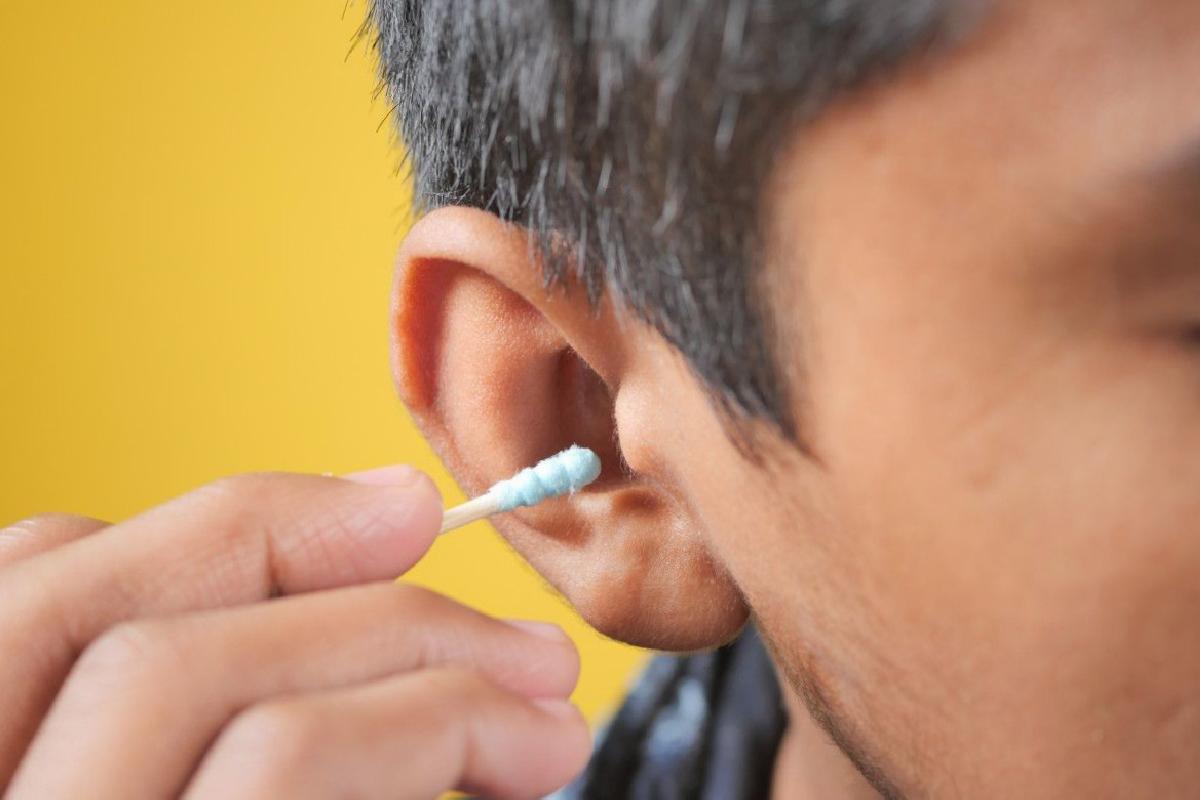 Kulağınızı temizlerken dikkat edin: Yanlış yöntemler işitme kaybına neden oluyor