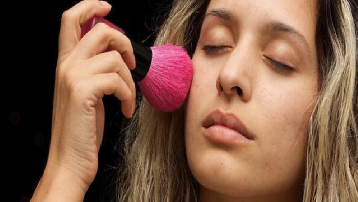 Makyajın yarısı telefonda kalmasın! Meğer çözümü bu kadar basitmiş