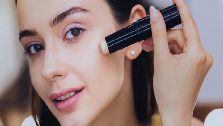 Makyajın yarısı telefonda kalmasın! Meğer çözümü bu kadar basitmiş