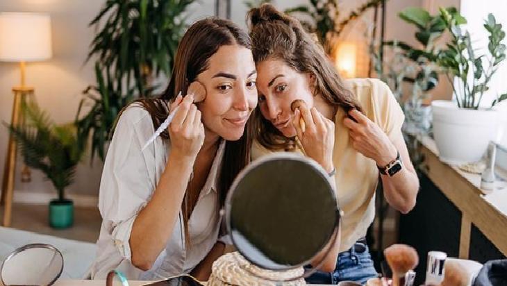 Makyajın yarısı telefonda kalmasın! Meğer çözümü bu kadar basitmiş