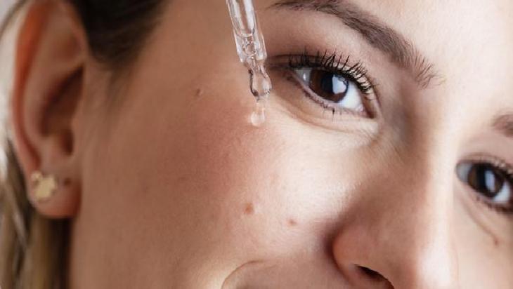 Mavi ışık yoruyor, kolajen zayıflıyor! Kahverengi lekelere 2 vitaminli çözüm