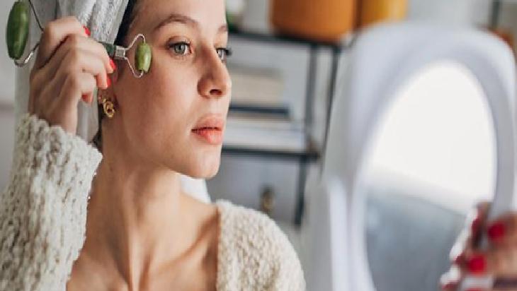 Mavi ışık yoruyor, kolajen zayıflıyor! Kahverengi lekelere 2 vitaminli çözüm