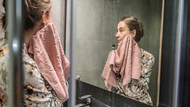 Mavi ışık yoruyor, kolajen zayıflıyor! Kahverengi lekelere 2 vitaminli çözüm