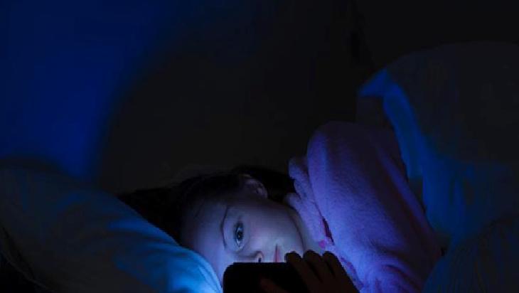 Mavi ışık yoruyor, kolajen zayıflıyor! Kahverengi lekelere 2 vitaminli çözüm