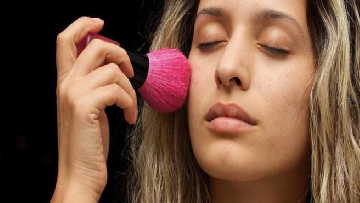 Meğer çözümü bu kadar basitmiş! Makyajın yarısı telefonda kalmasın