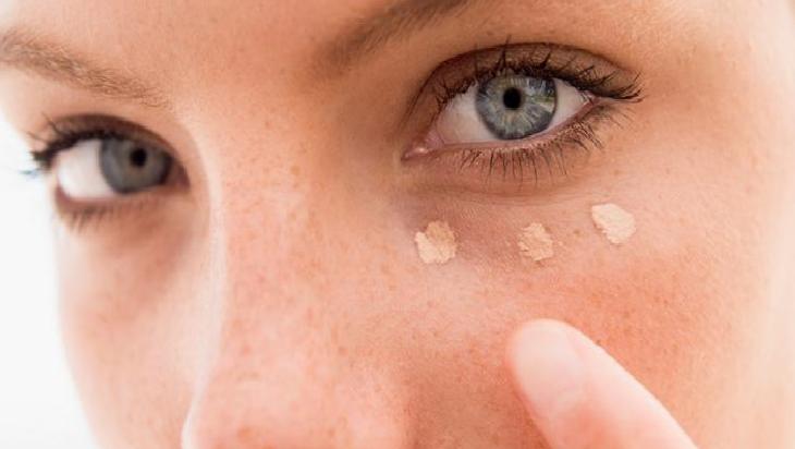 Meğer çözümü bu kadar basitmiş! Makyajın yarısı telefonda kalmasın