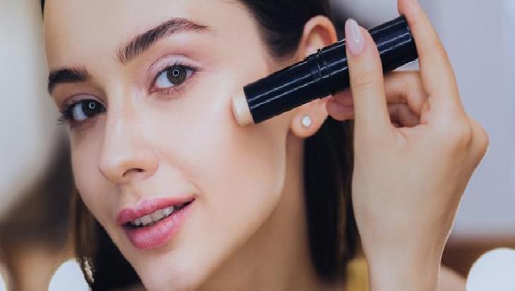 Meğer çözümü bu kadar basitmiş! Makyajın yarısı telefonda kalmasın