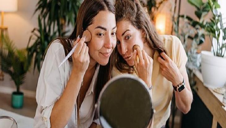 Meğer çözümü bu kadar basitmiş! Makyajın yarısı telefonda kalmasın