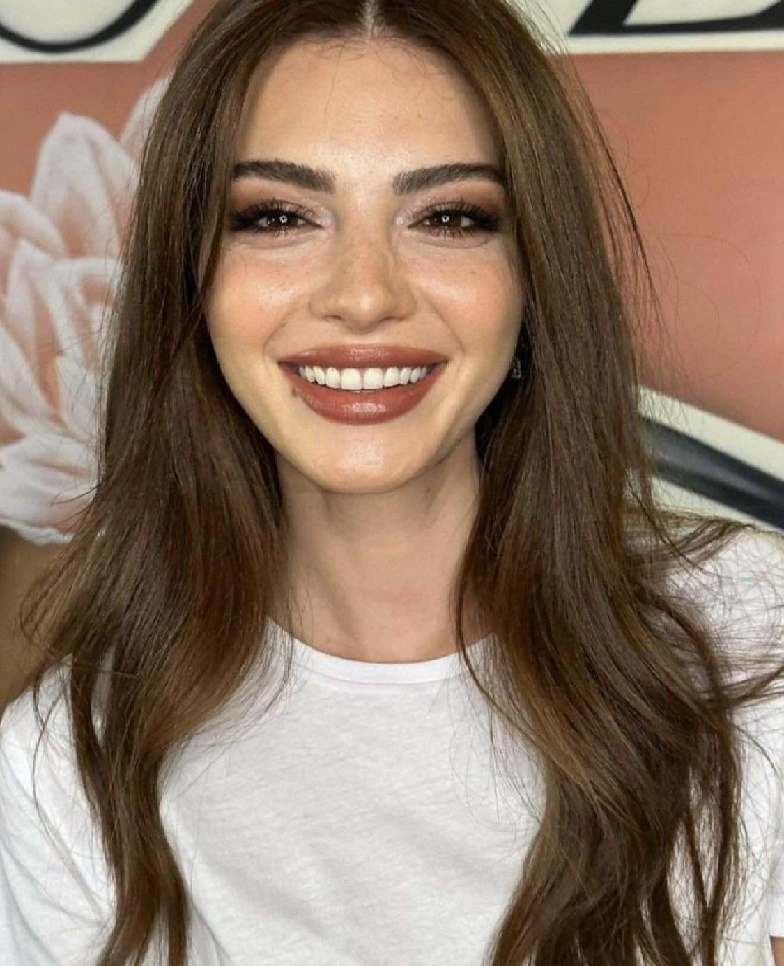 Sonbahar Saç Trendleri 2025: Sıcak Tonlar ve Retro Doku ile Işıltılı Dönem