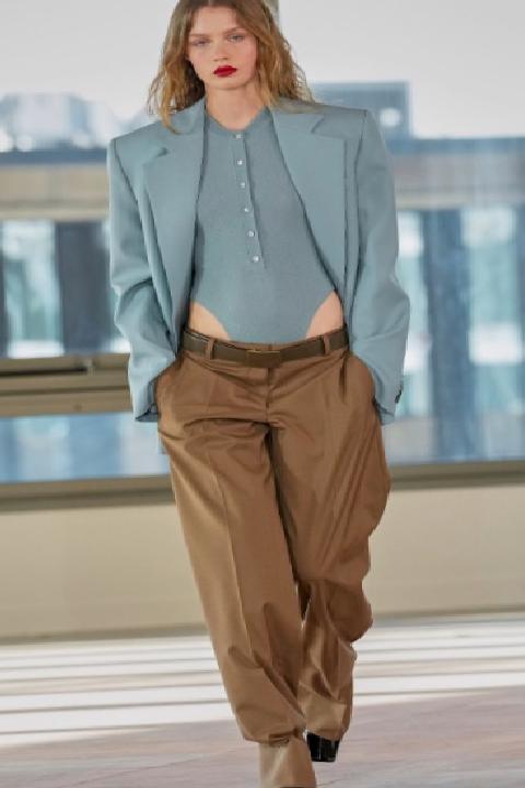 Sonbahar/Kış 2025 Renk Trendleri: Podyumlardan Gardıroplara Uzanan Sezonun Öne Çıkan Tonları