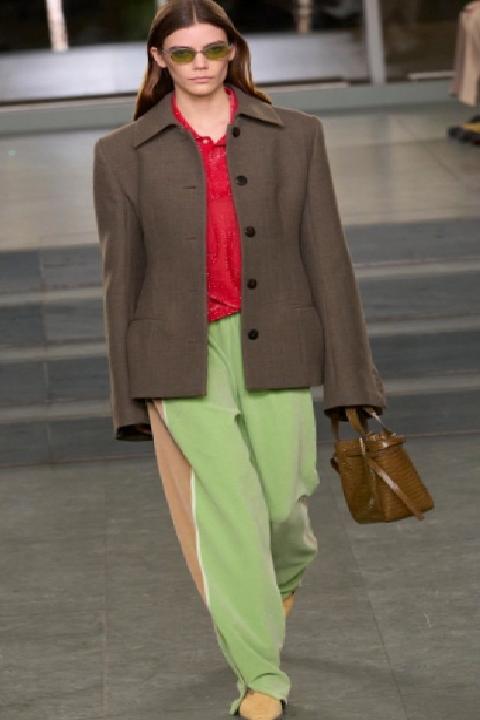 Sonbahar/Kış 2025 Renk Trendleri: Podyumlardan Gardıroplara Uzanan Sezonun Öne Çıkan Tonları