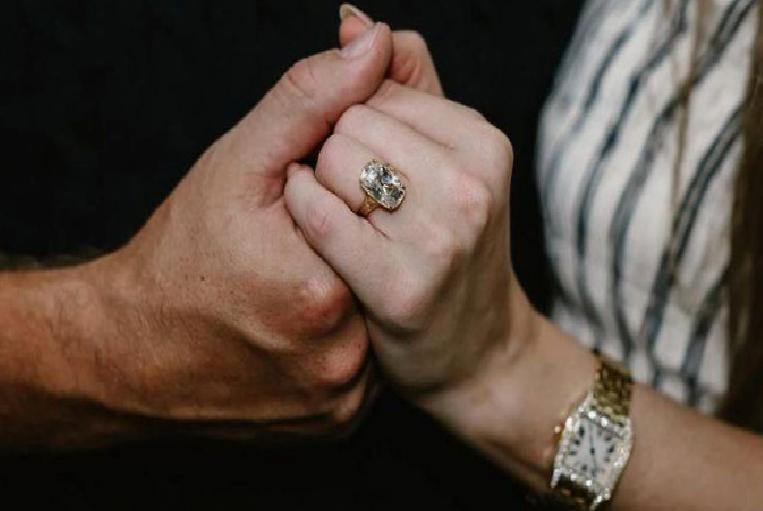 Taylor Swift ve Travis Kelce Nișanı: Aşk ve Siyaset Buluşması