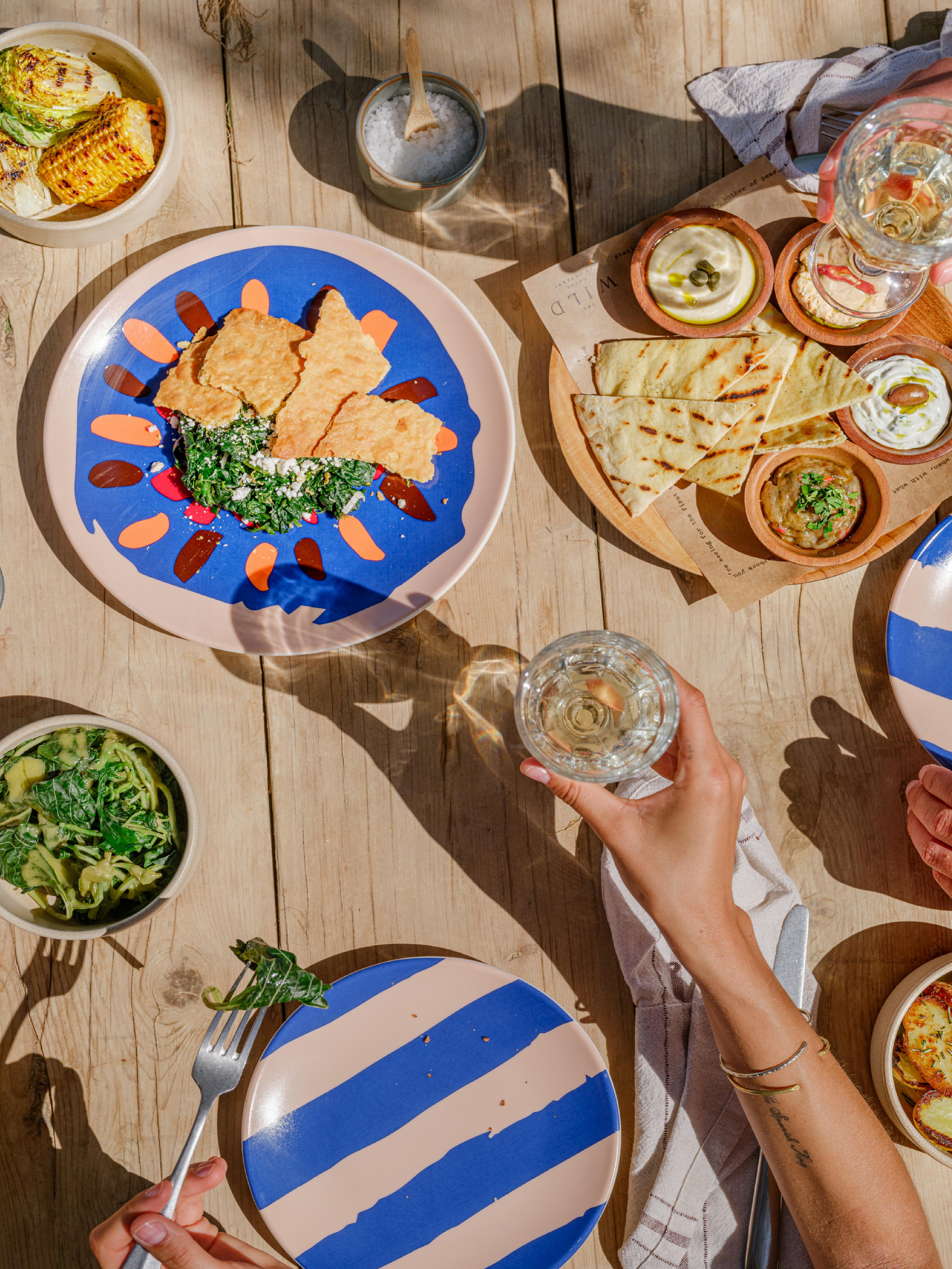 The Wild: Mykonos’ta Gelenekten İlham Alan Modern Lüks ve Paylaşım Ritüeli