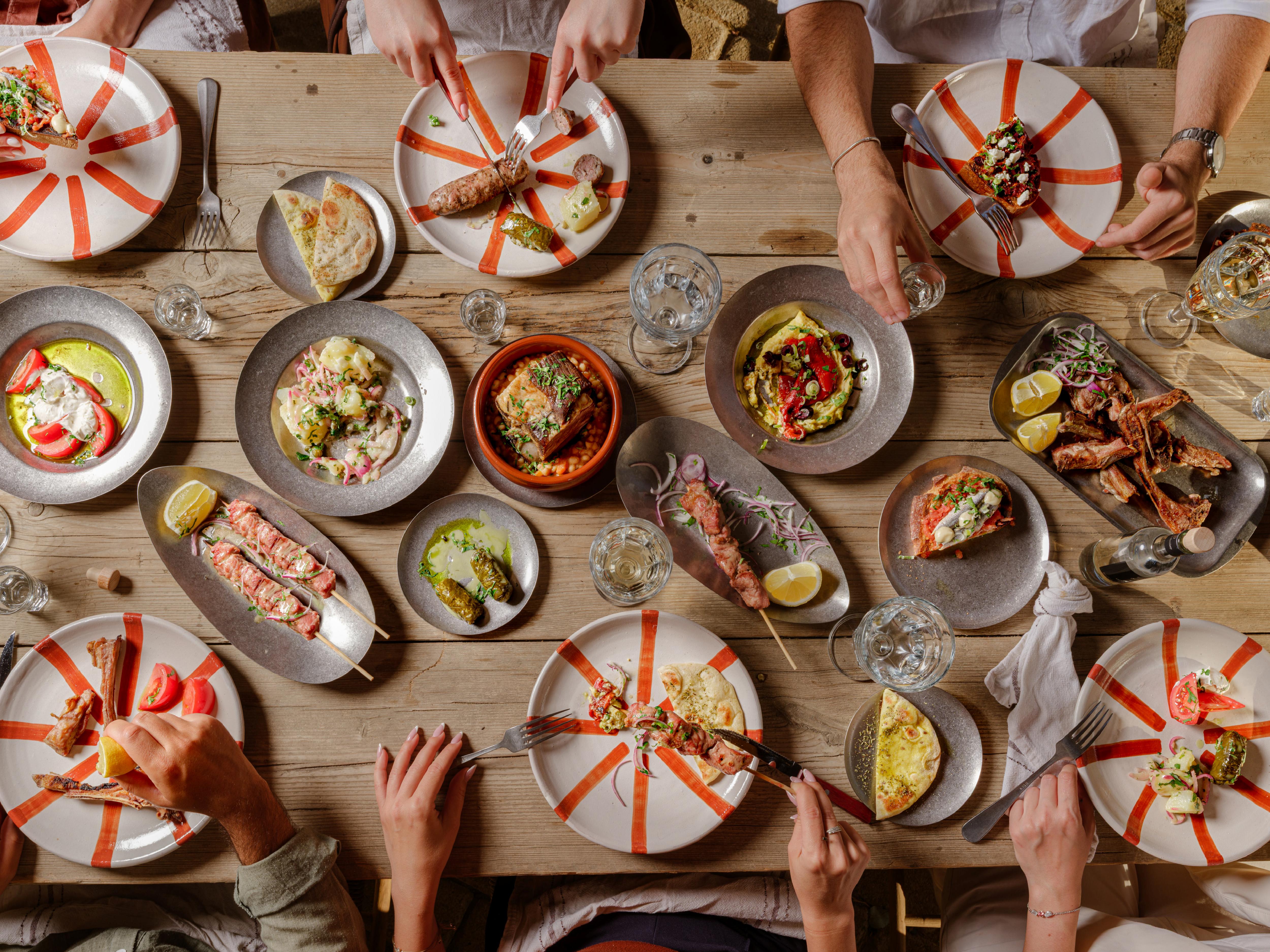 The Wild: Mykonos’ta Gelenekten İlham Alan Modern Lüks ve Paylaşım Ritüeli