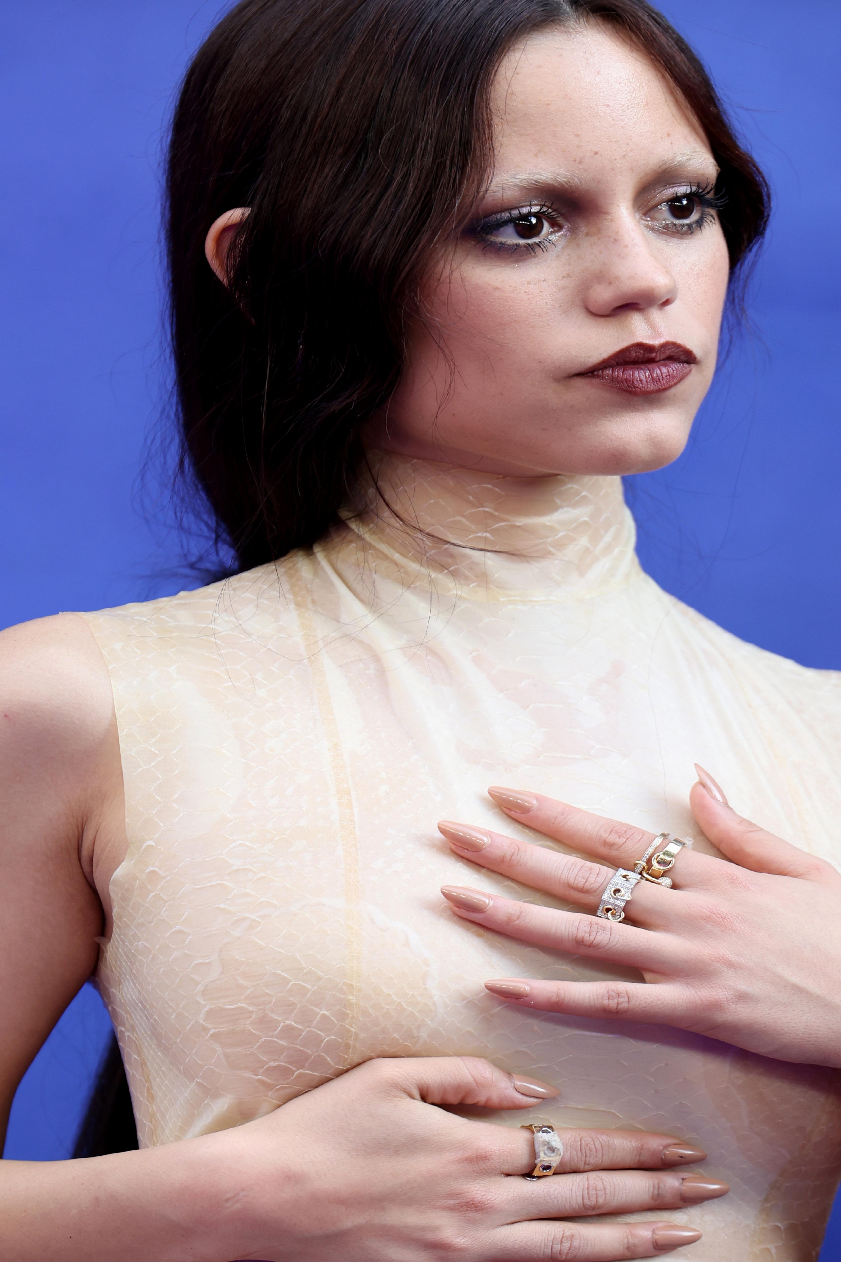 Wednesday Etkisi: Gotik Glam Makyajı Yaz Aylarına Uyarlamak