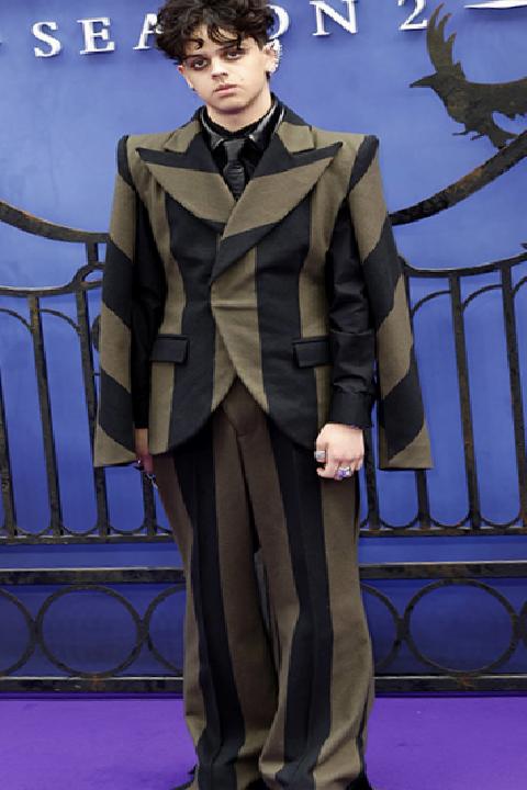 Wednesday Yıldızları Mor Halıda