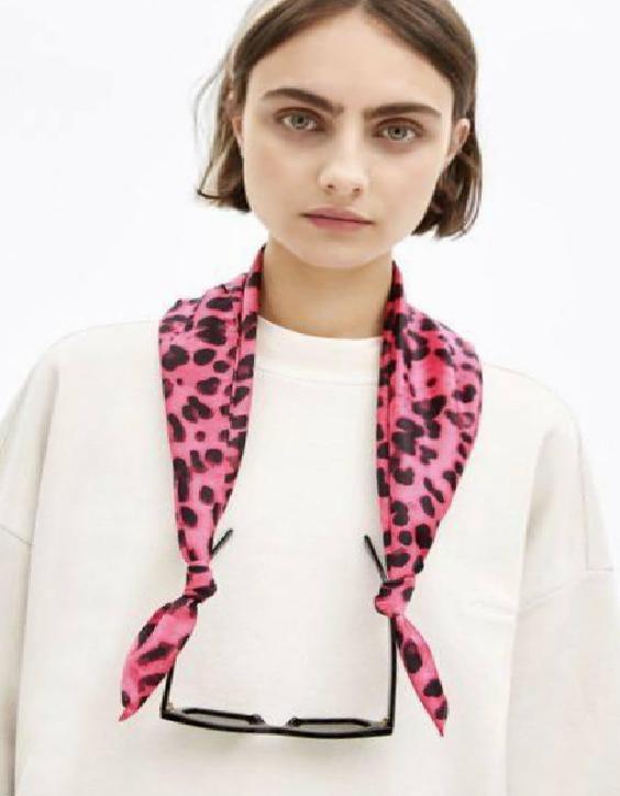 Yaz modasında çarpıcı etki: Fular kullanma sanatı!