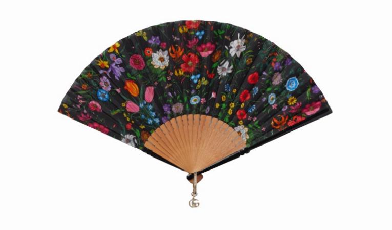 Yazın En Şık Esintisi: Yelpazelerin Yükselişi