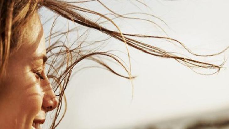 Yazın saçları terden koruyun! Ne kabarma ne yağlanma, çaresi elmada saklı