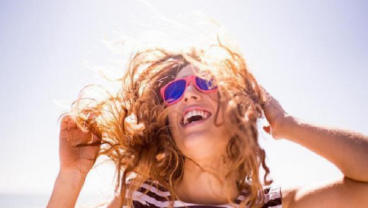 Yazın saçları terden koruyun! Ne kabarma ne yağlanma, çaresi elmada saklı