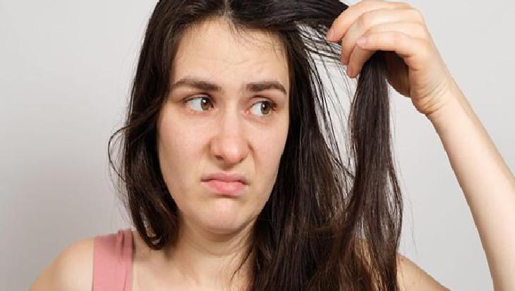 Yazın saçları terden koruyun! Ne kabarma ne yağlanma, çaresi elmada saklı