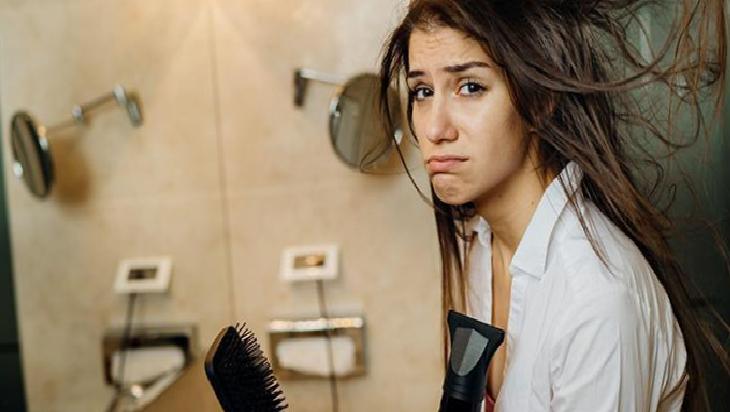 Yazın saçları terden koruyun! Ne kabarma ne yağlanma, çaresi elmada saklı