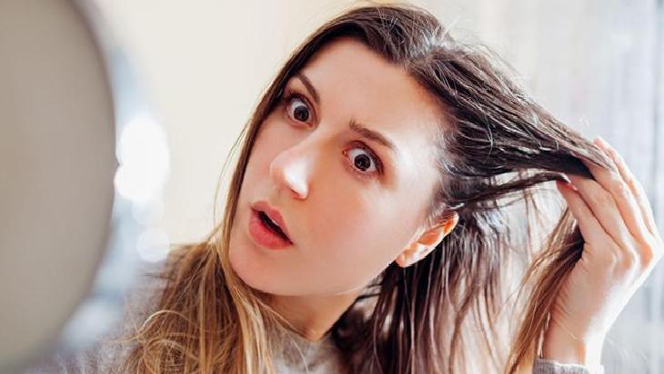 Yazın saçları terden koruyun! Ne kabarma ne yağlanma, çaresi elmada saklı