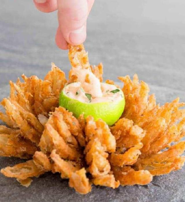 Yeni nesil atıştırmalık: Evde Blooming Onion (soğan çiçeği) nasıl yapılır?