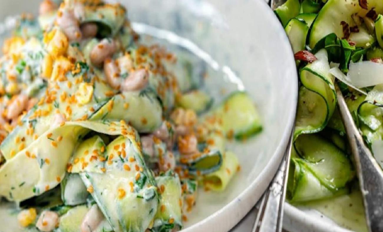 Yoğurt soslu çiğ kabak salatası tarifi: Yaz sofralarına ferahlık