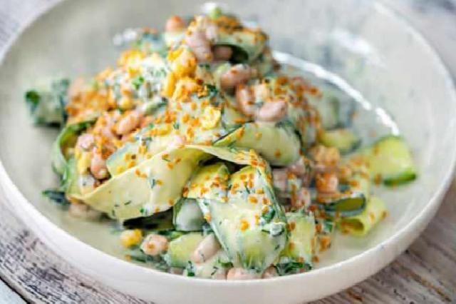 Yoğurt soslu çiğ kabak salatası tarifi: Yaz sofralarına ferahlık