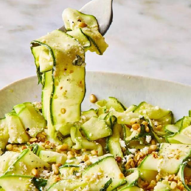 Yoğurt soslu çiğ kabak salatası tarifi: Yaz sofralarına ferahlık