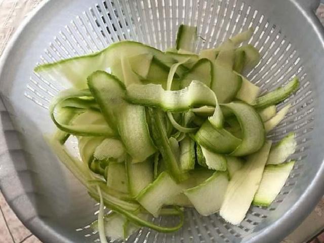 Zeytinyağlı Kabak Sıyırma: Hafif ve Lezzetli Bir Ege Esintisi