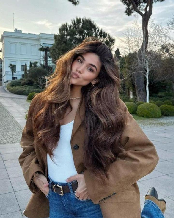 2025 Uzun Saç Kesim Trendleri: Doğal Hacim ve Modern Çerçeveleyici Detaylar