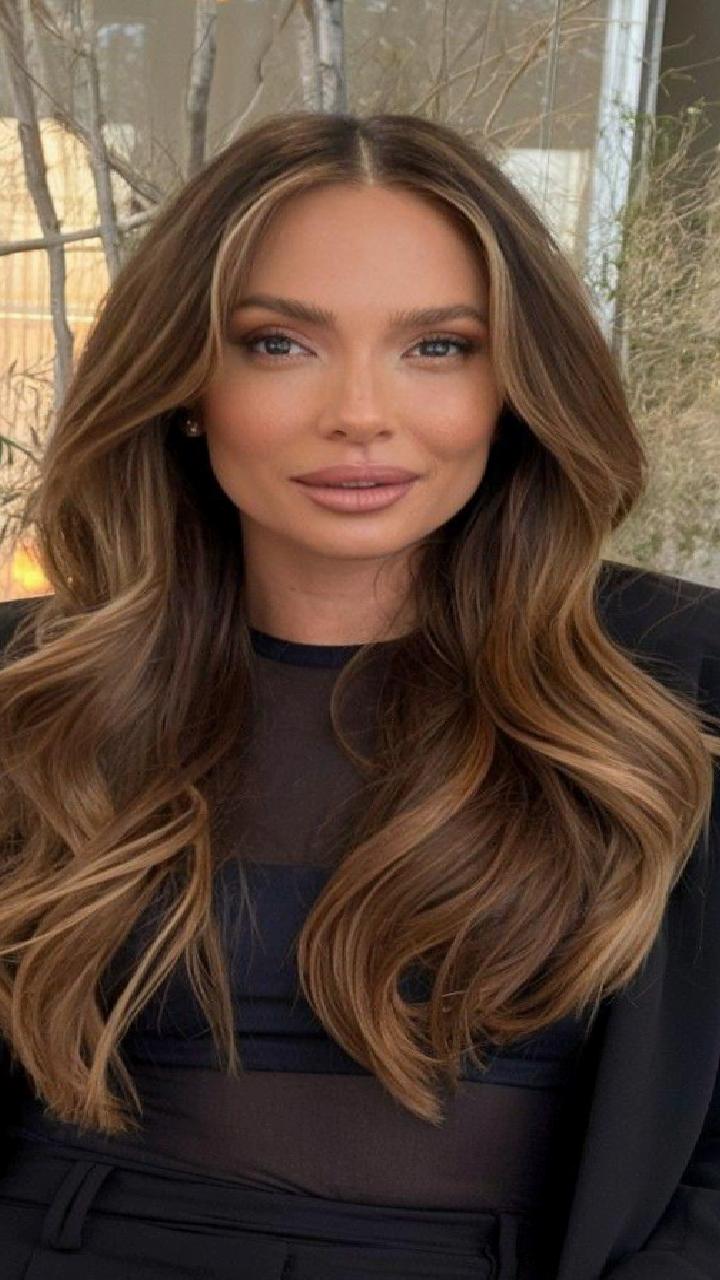 2025 Uzun Saç Kesim Trendleri: Doğal Hacim ve Modern Çerçeveleyici Detaylar