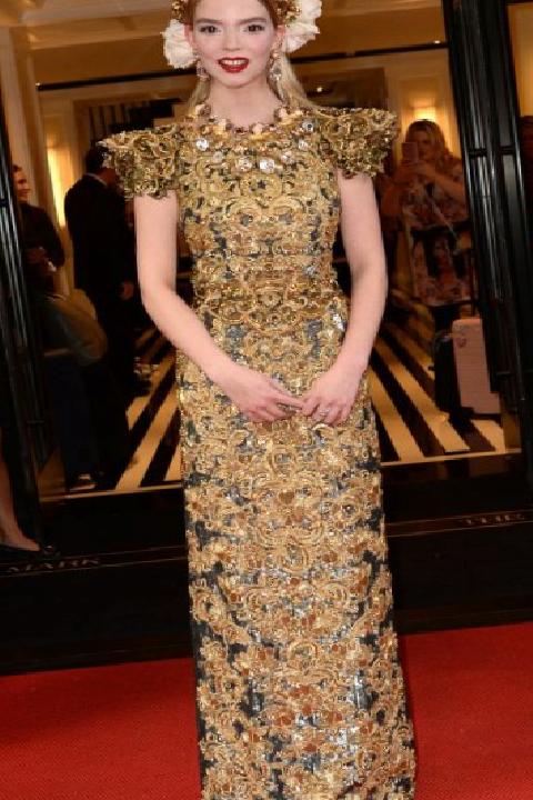 Anya Taylor-Joy’un Kırmızı Halı Favorileri: Göz alıcı sahne anları ve stil ipuçları