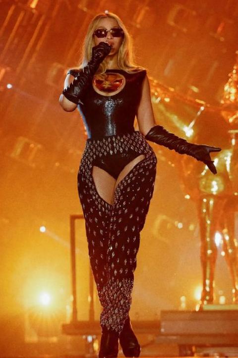 Beyoncé’nin Sahne Stilleri: Zaman İçinde İkonik Anlar ve Turneden Kareler