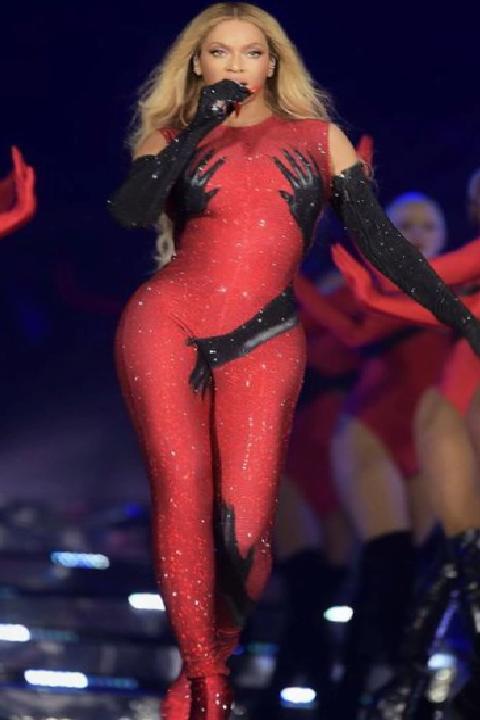 Beyoncé’nin Sahne Stilleri: Zaman İçinde İkonik Anlar ve Turneden Kareler