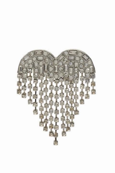 Broş Modasının Dönüşü: Çok Yönlü aksesuar olarak yükselişe geçen motifler