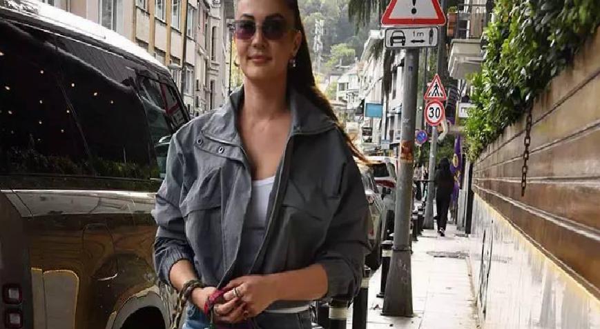 Burcu Özberk İstanbul Bebek'te Kameralara Yansıdı: Yurtdışı Planları ve Hayran Yorumu Üzerine Samimi Açıklamalar