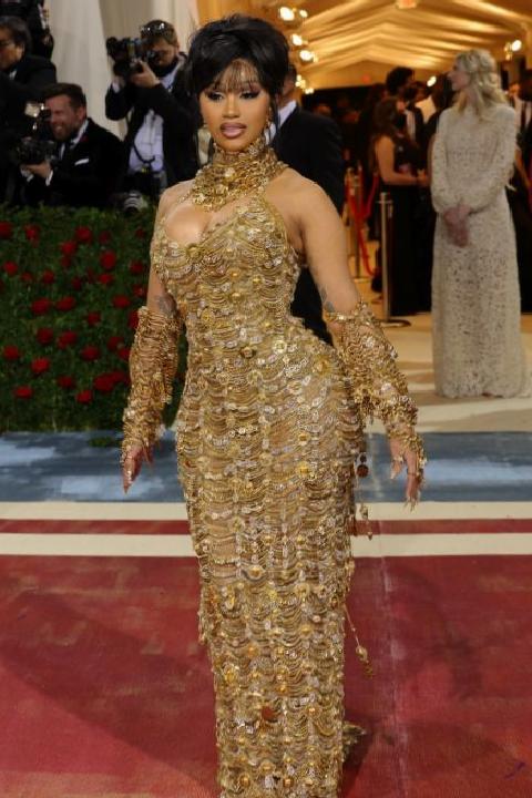 Cardi B’nin Kırmızı Halı Yolculuğu: Moda ve Enerjinin Buluşması
