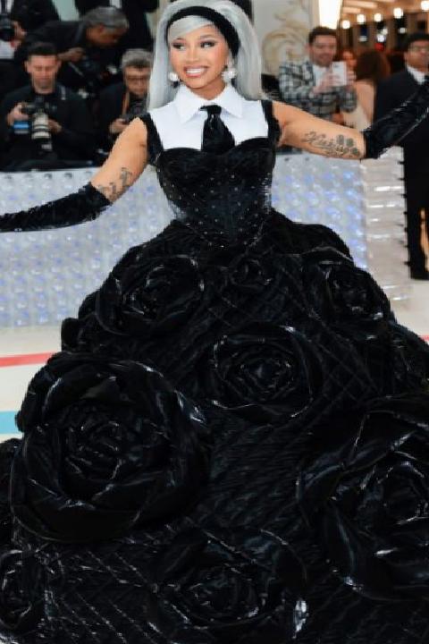 Cardi B’nin Kırmızı Halı Yolculuğu: Moda ve Enerjinin Buluşması