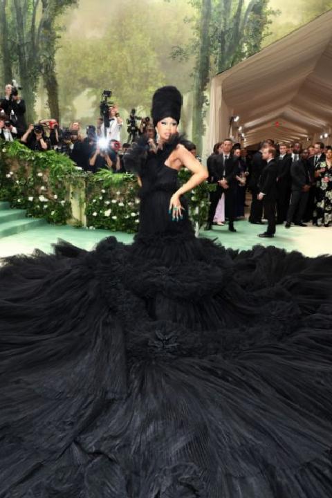 Cardi B’nin Kırmızı Halı Yolculuğu: Moda ve Enerjinin Buluşması