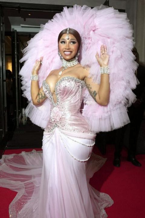 Cardi B’nin Kırmızı Halı Yolculuğu: Moda ve Enerjinin Buluşması