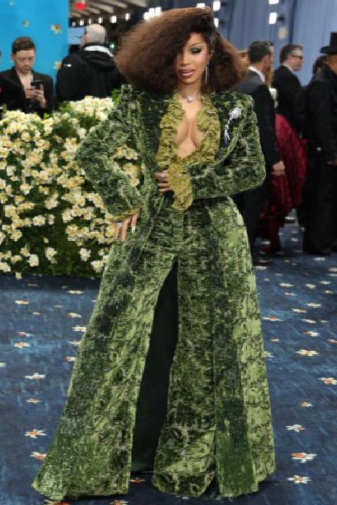 Cardi B’nin Kırmızı Halı Yolculuğu: Moda ve Enerjinin Buluşması