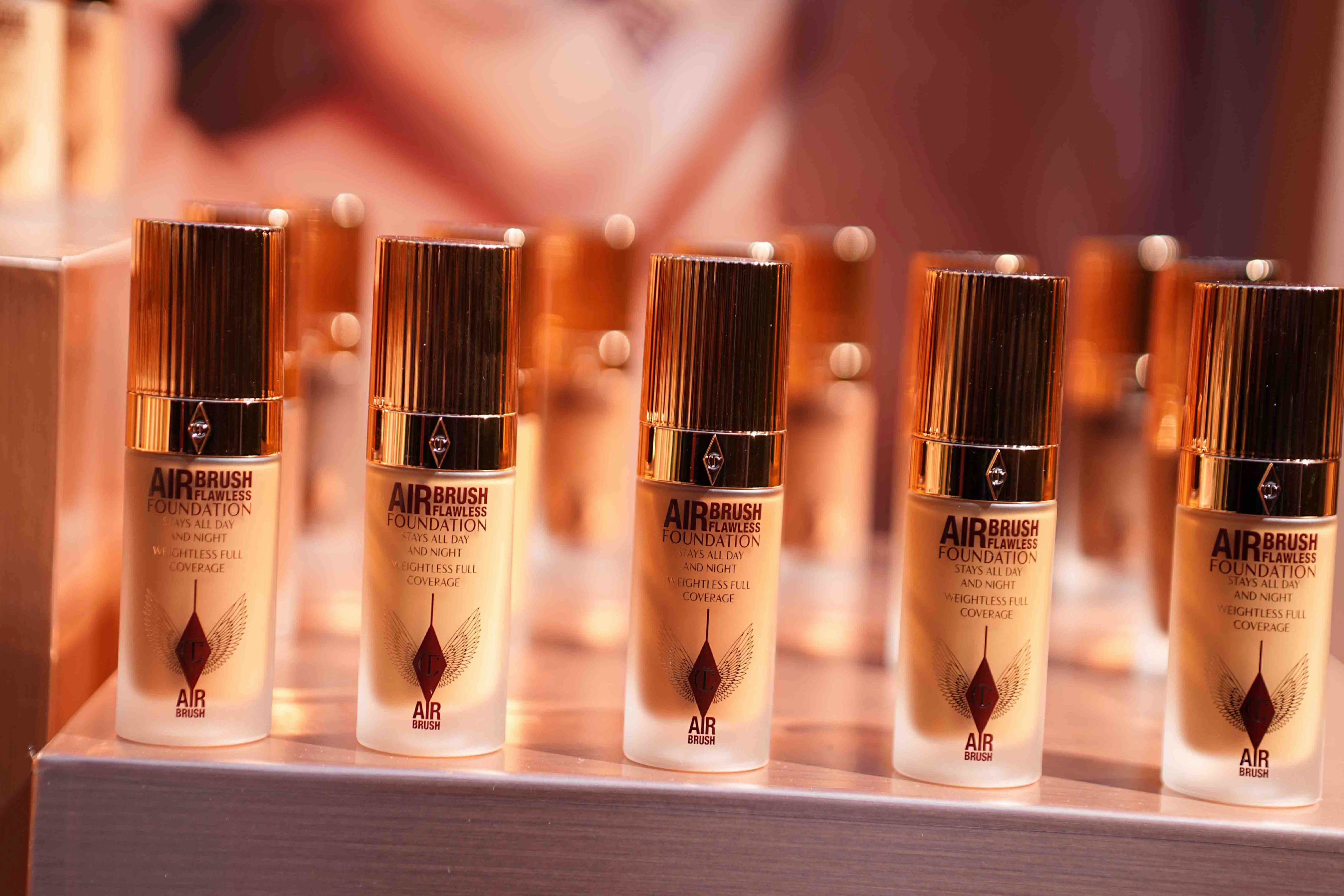 Charlotte Tilbury Türkiye’de İlk Yılını Kutluyor: Airbrush Flawless ile Yükselen Makyaj ve Astroloji Buluşması