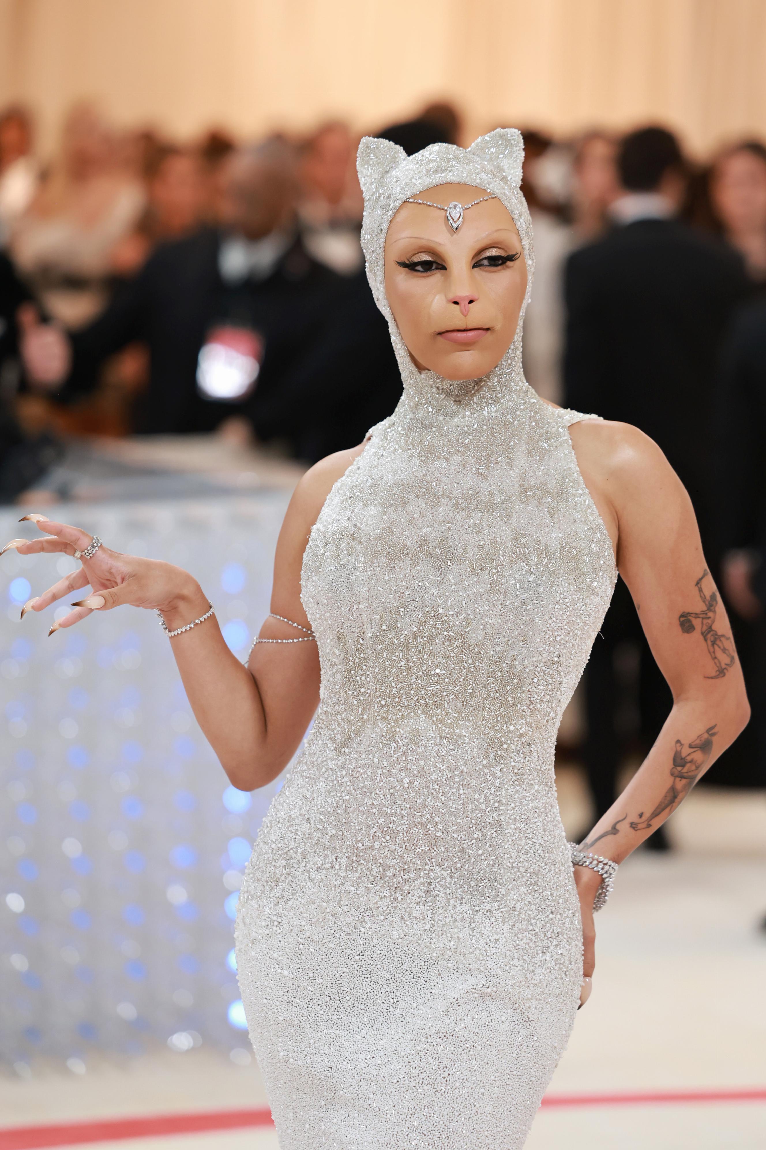 Doja Cat: Kırmızı Halıda Cesur Ruj Oyunu ve M.A.C İşbirliğiyle Parlayan Anlar