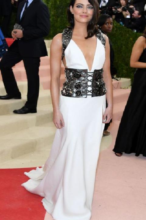 Emma Stone’ın Kırmızı Halı Şıklığında 12 Unutulmaz An: Kıyafetler ve Öne Çıkan Detaylar