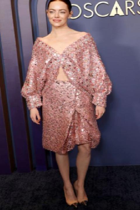 Emma Stone’ın Kırmızı Halı Şıklığında 12 Unutulmaz An: Kıyafetler ve Öne Çıkan Detaylar