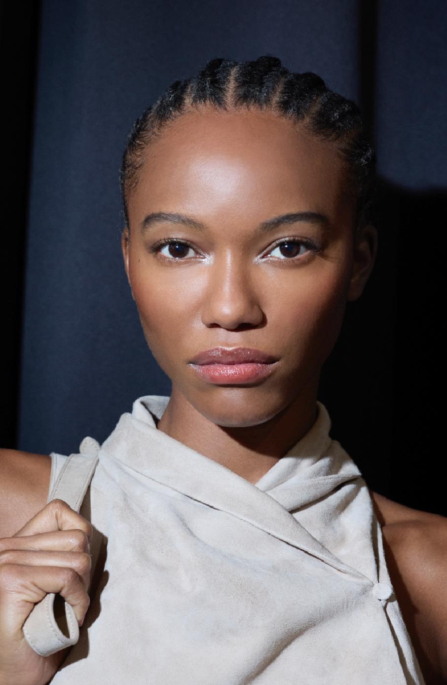 Emporio Armani: İlkbahar/Yaz 2026 Koleksiyonunda Güzellik Görünümleri ve İlhamlar